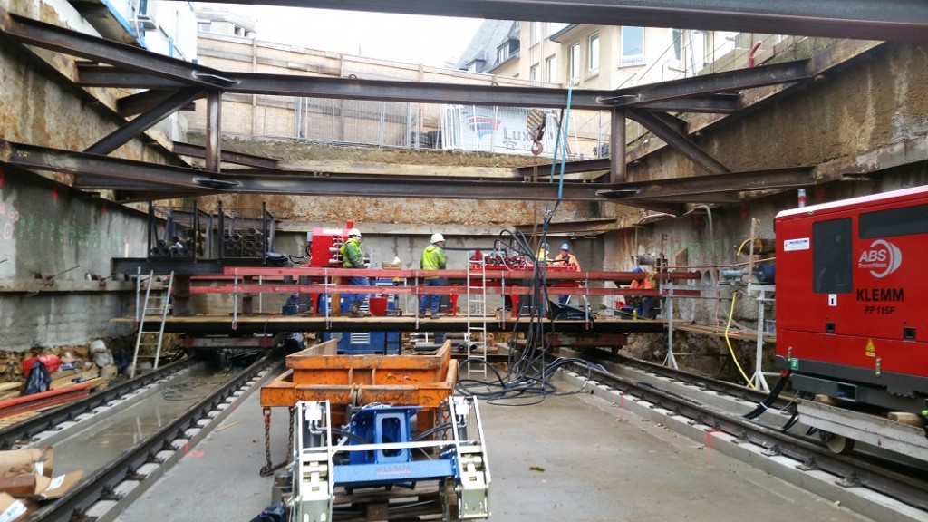 Rénovation du parking Guillaume à Luxembourg-ville - Réalisation de fonçages -   Photo par Simon BIEBER