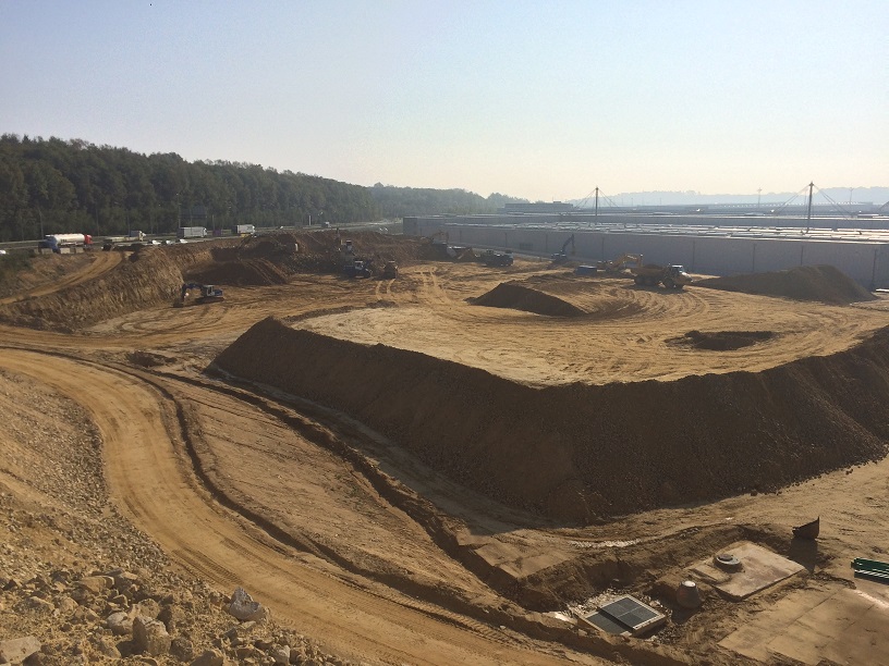 Chantier Aéroport de Luxembourg - Dépôt de carburant - Travaux de terrassement & concassage - Photo par Benjamin LEBLANC - Métreur chez Baatz Constructions Exploitation