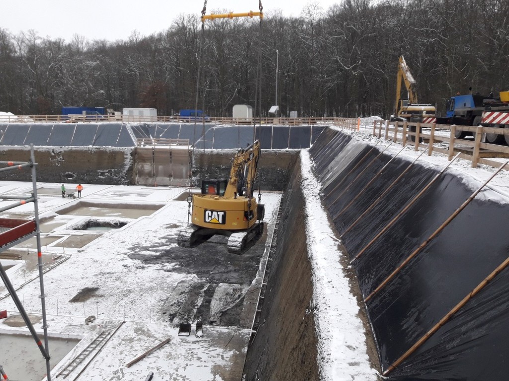 Manutention d'une pelle sur chenille sur chantier de terrassement